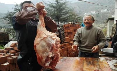 春城晚报:年味预演！记者带你探寻云南最好吃杀猪饭