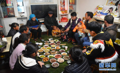 云腿餐桌放 松针上的彝家年味